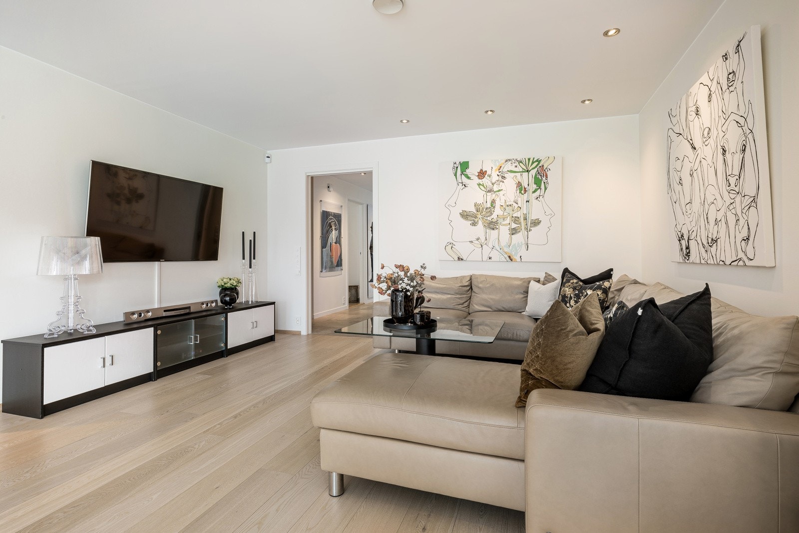 Det er god plass til stor sofagruppe dersom ønskelig. Galleribilde