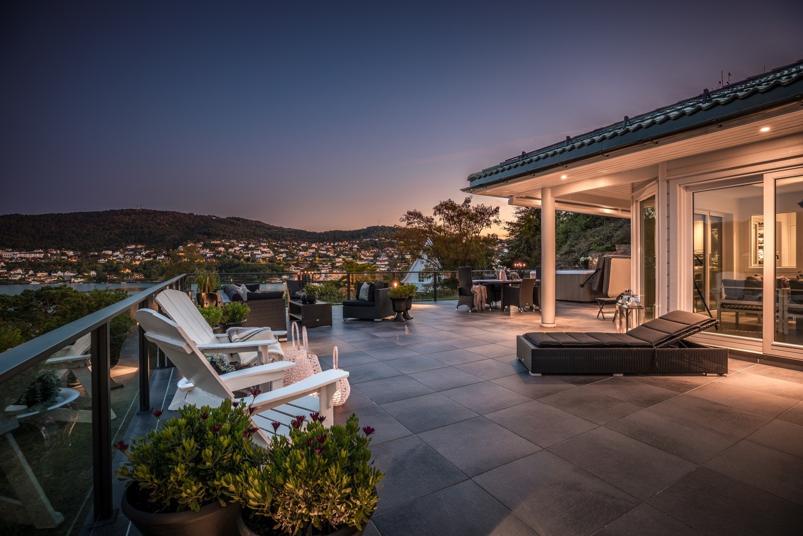 Dette er en fantastisk bolig med uteplasser de fleste bare kan drømme om. Her kan barna leke fritt mens de voksne slapper av. Galleribilde