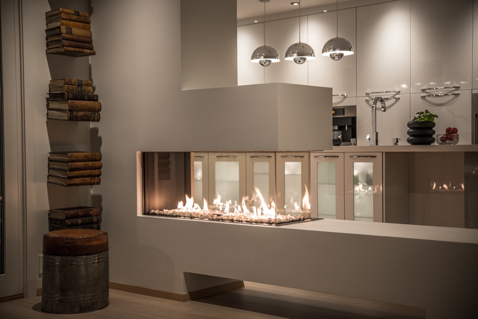 Nærbilde av den flotte gasspeisen med glassfronter. Denne varmer godt på kjølige høst- og vintersdager. Galleribilde