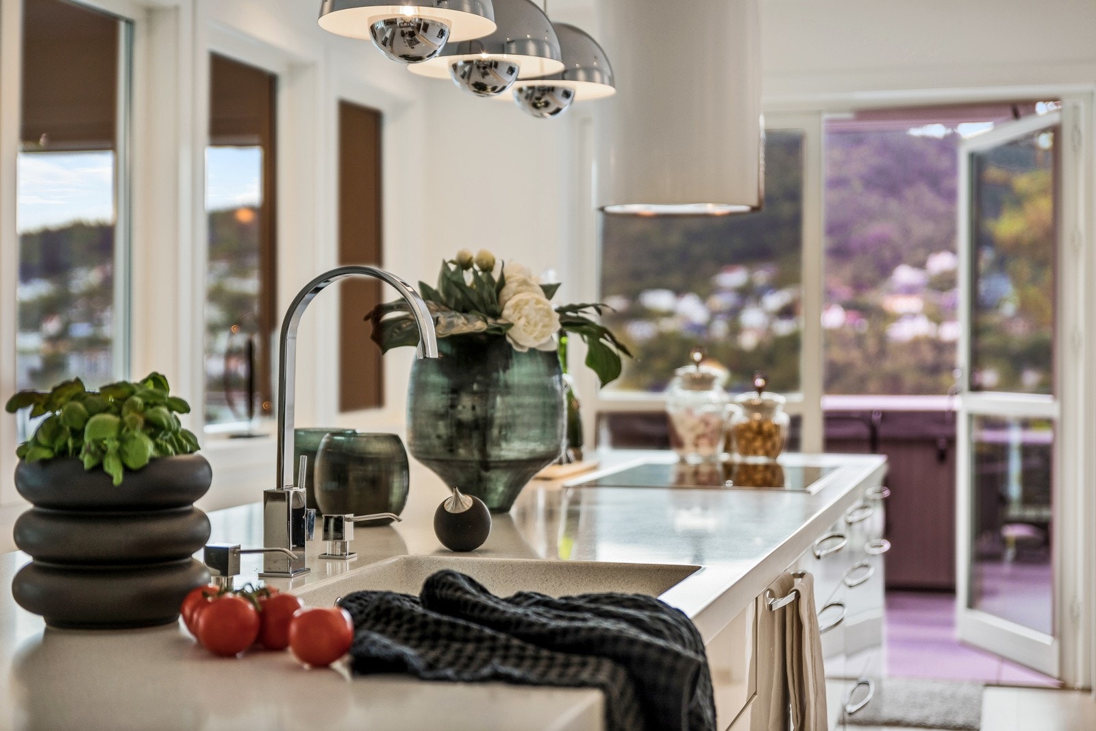 Både platetopp m/induksjon og vask er plassert på kjøkkenøy - meget praktisk. Galleribilde