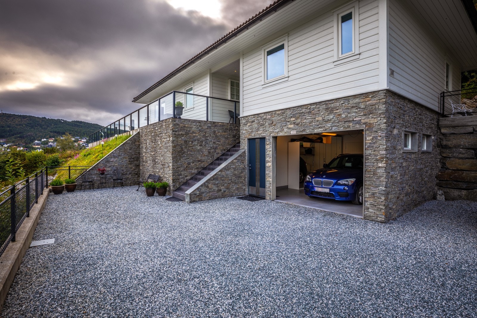 Boligen har en stor garasje på hele 27 kvm, samt godt med biloppstillingsplasser på tomten. Galleribilde