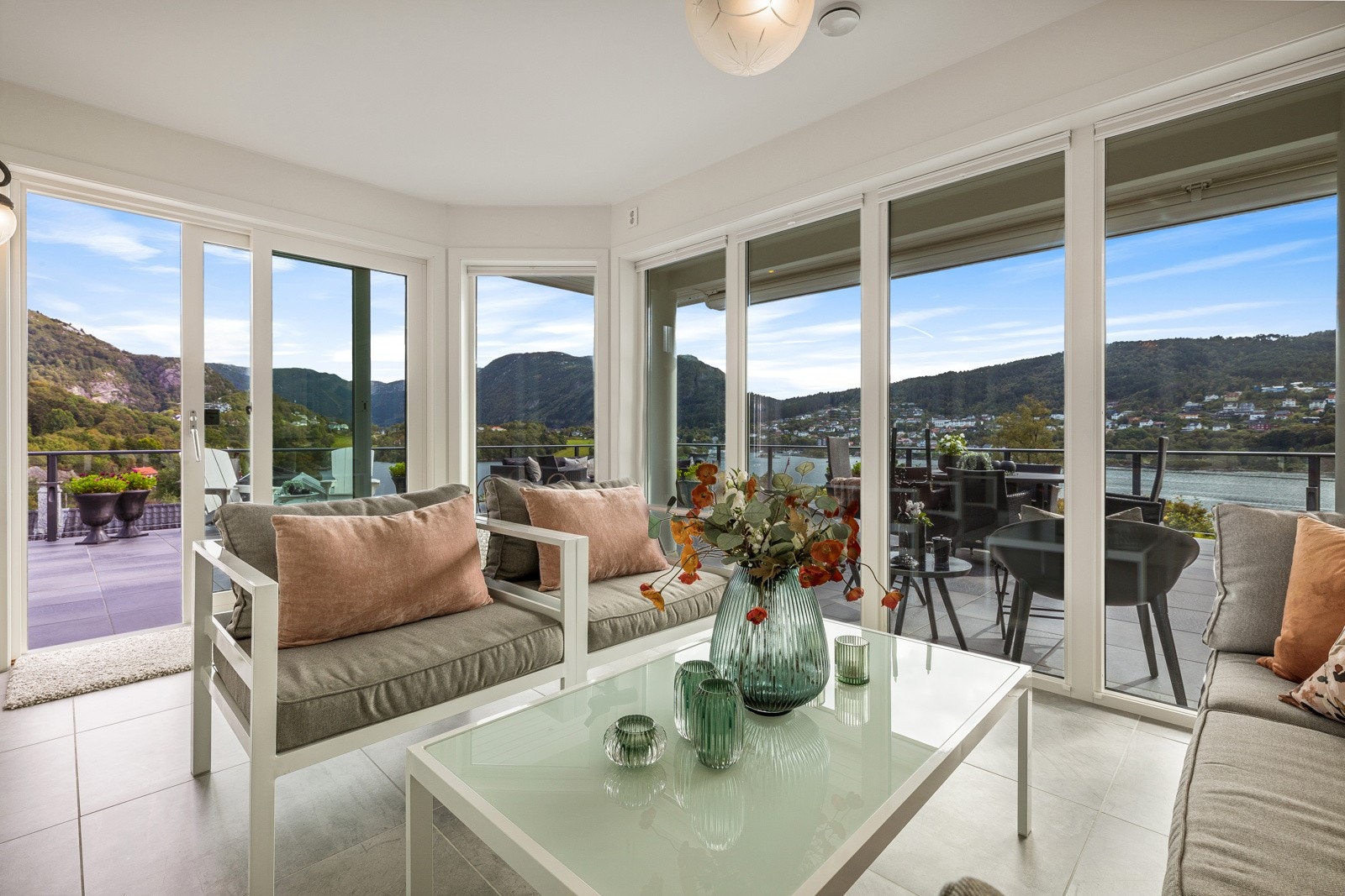 Videre har man egen hagestue som kan benyttes året rundt. Her kan man nyte hyggelige kvelder med familie og venner. Galleribilde