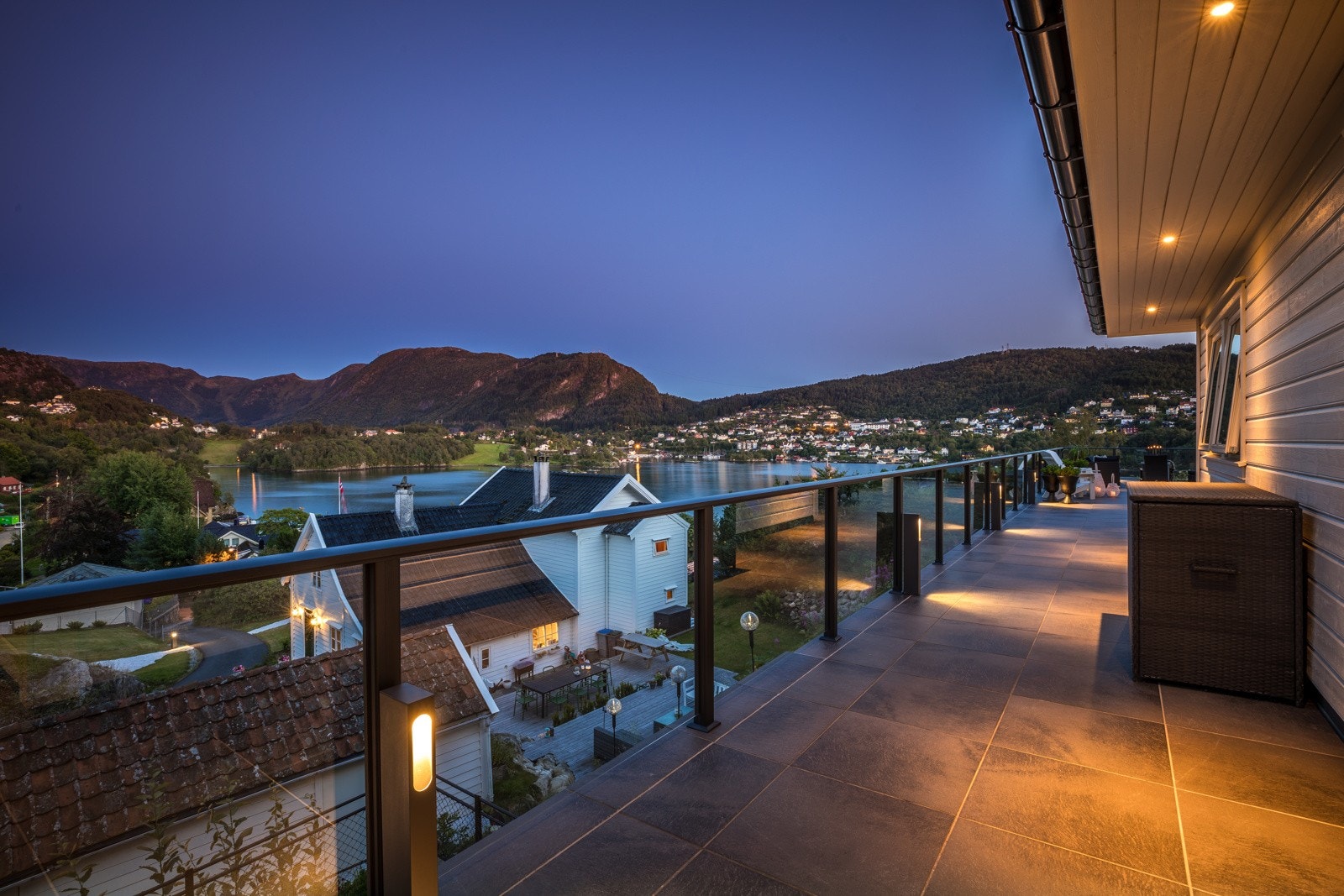 Fra stuen er det utgang til terrassen på hele 170 kvm. som går rundt store deler av boligen og som fungerer som en forlengelse av stuen. Galleribilde