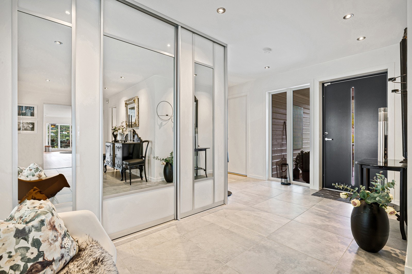 Når du kommer inn i boligen blir du møtt av en romslig entré med god plass til å henge fra seg yttertøy. Stort integrert garderobeskap med speilfronter som medfølger handelen. Galleribilde