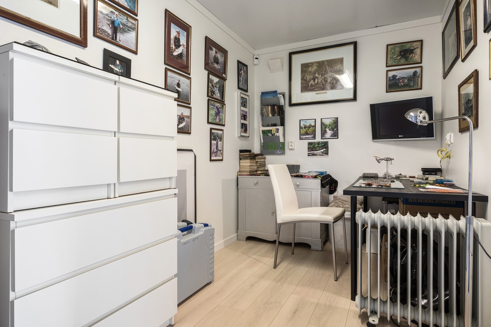 Utvendig bod i bakre del av garasje. Nåværende eier har innredet dette som kontor - meget praktisk. Galleribilde