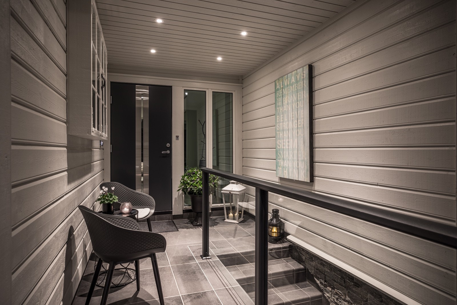 Flott overbygget inngangsparti med spotter i himling. Galleribilde