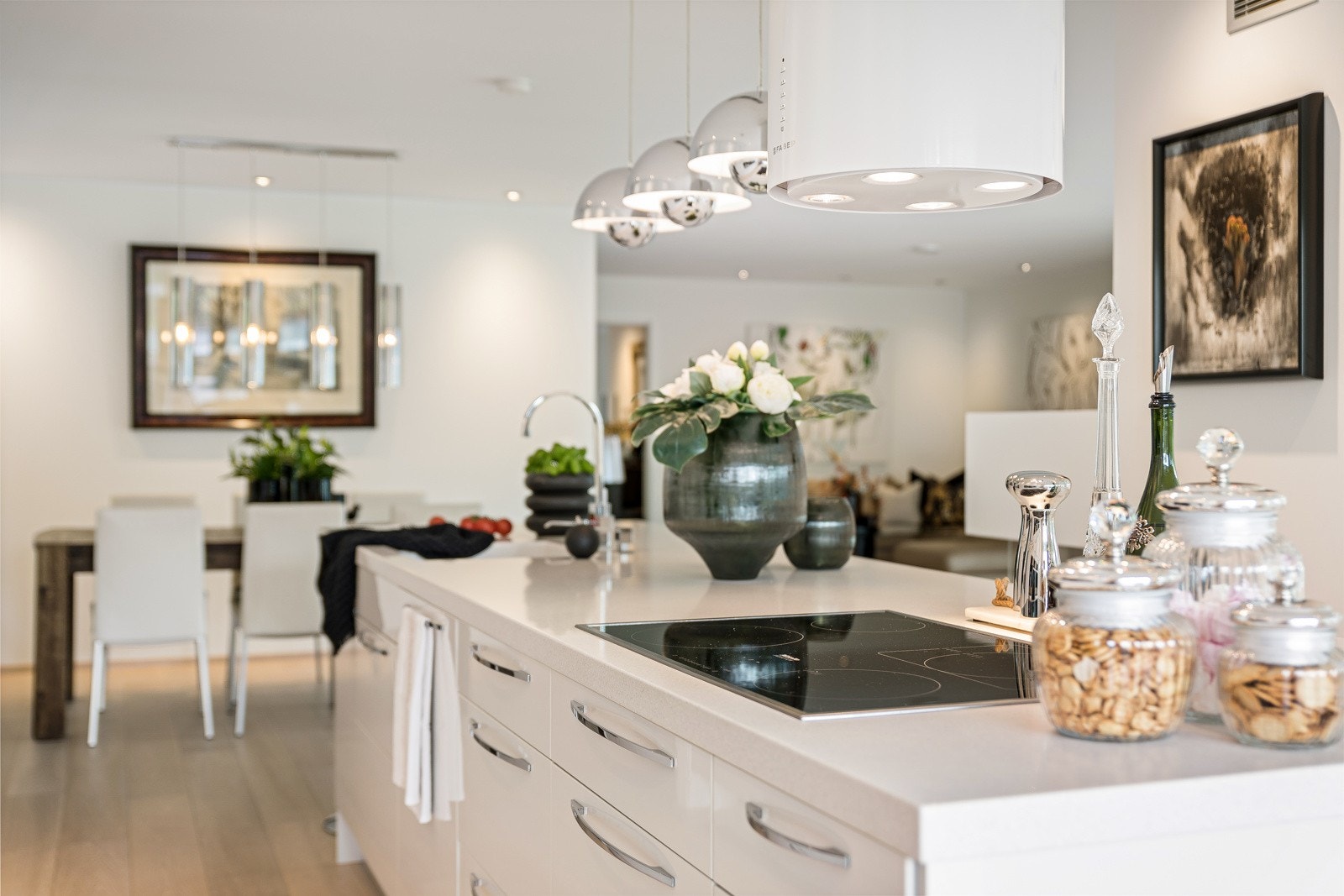 Praktisk kjøkkenøy som gjør kokkeleringen litt smidigere. Det er også to barstoler på enden av kjøkkenøyen hvor man kan nyte frokosten. Galleribilde