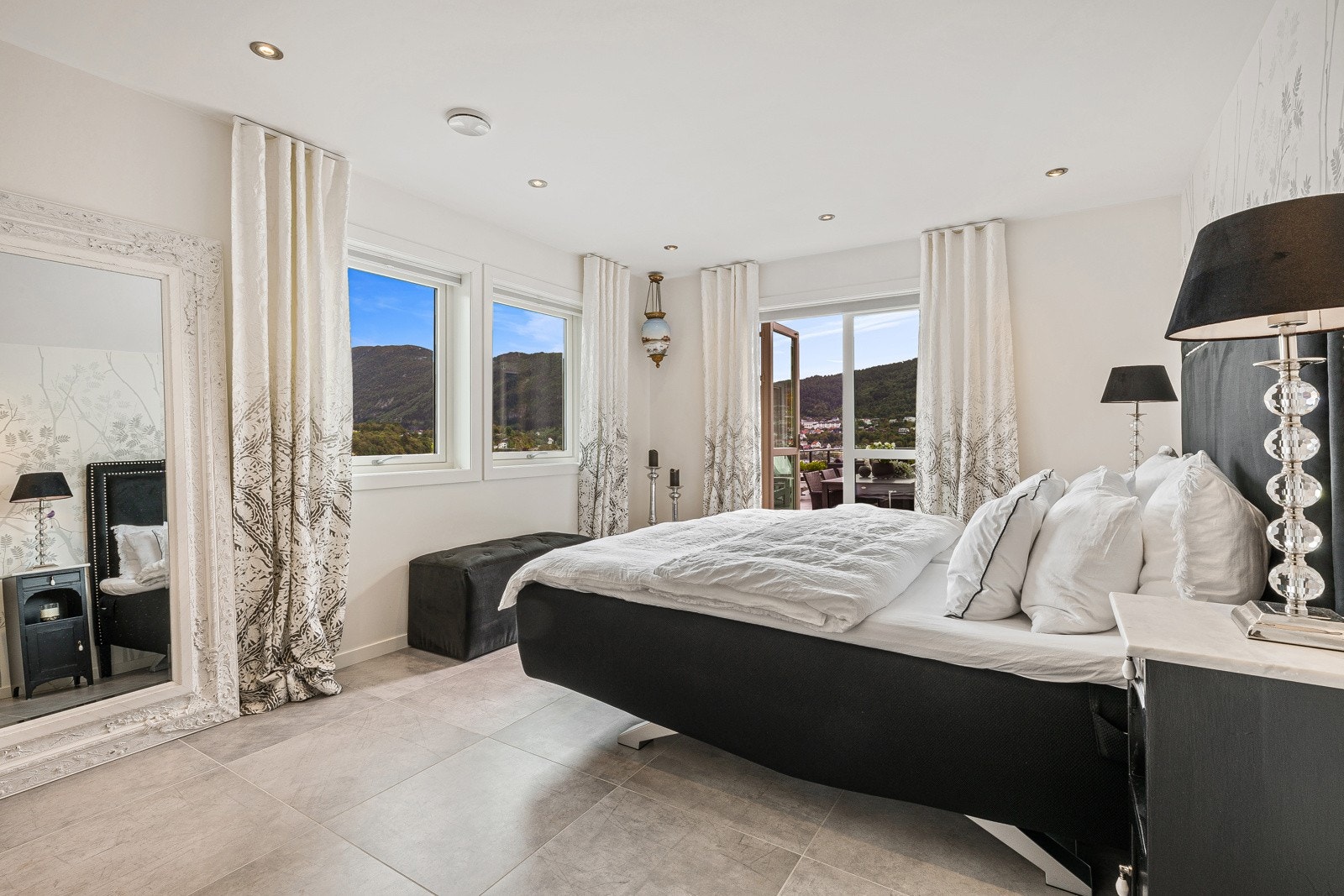 Det er direkte utgang til terrassen fra hovedsoverom - Galleribilde