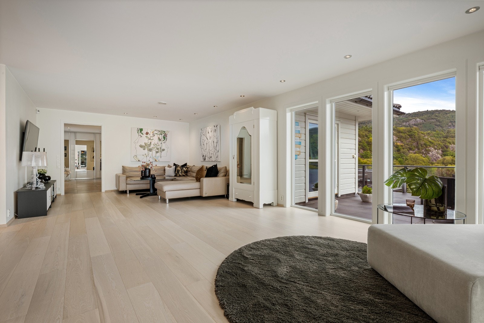 Fra stuen er det direkte adkomst til den store terrassen på hele 170 kvm. med fantastisk sjøutsikt. Galleribilde