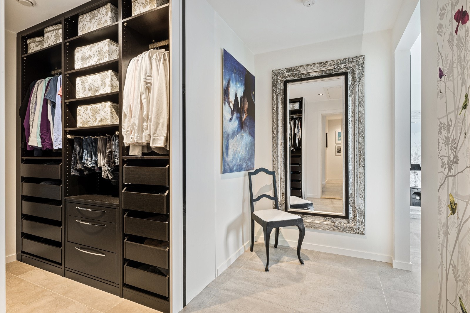 "Walk-in" garderobe. Det er god plass til speil og annet møblement dersom ønskelig. Galleribilde