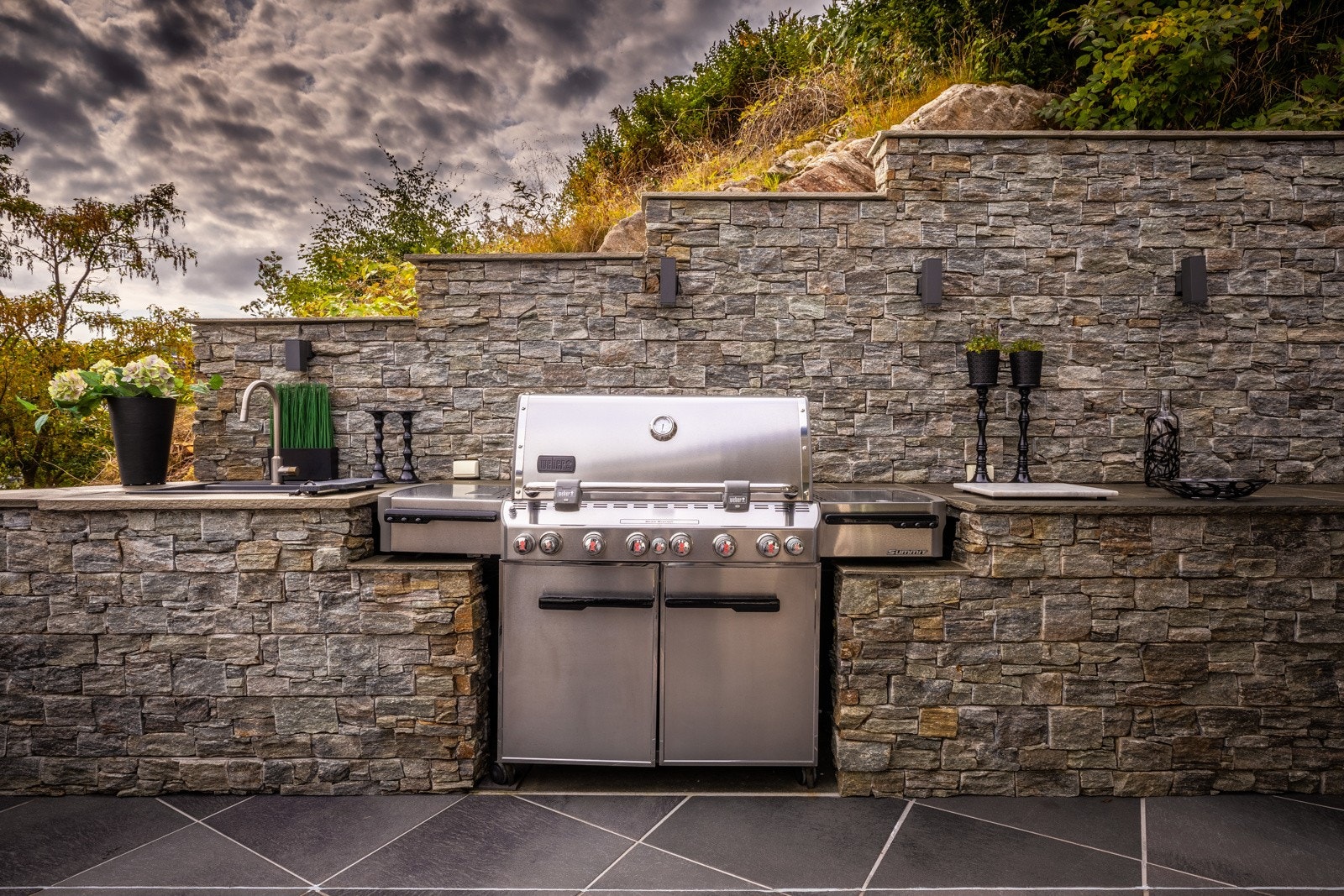 Utekjøkkenet har plassbygd Weber grill og vask, samt god benkeplass. Her ligger alt til rette for grilling og hygge. Galleribilde