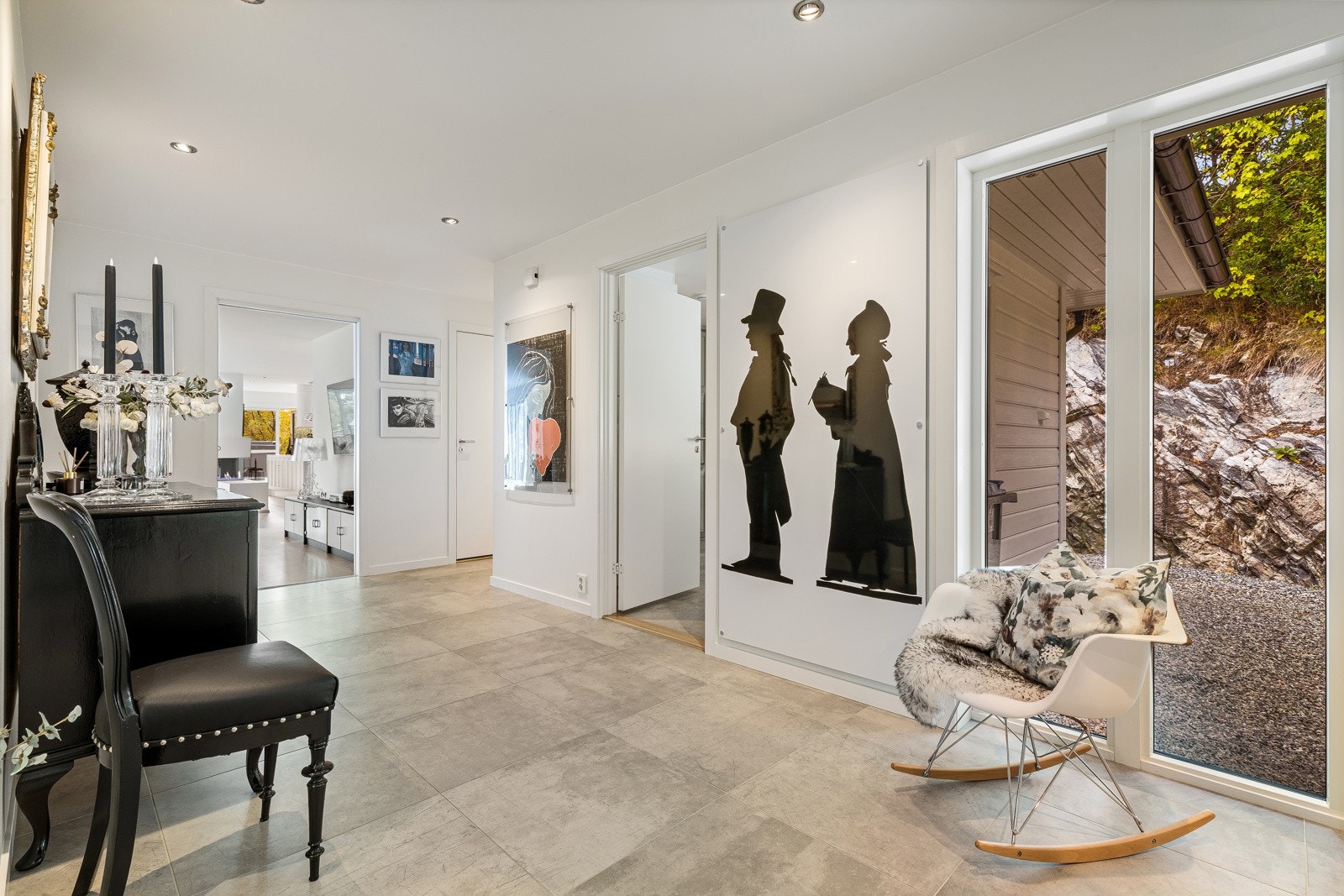 Videre innover kommer man til hallen med fliser på gulv og store vindusflater som gir godt med lysinnslipp. Galleribilde