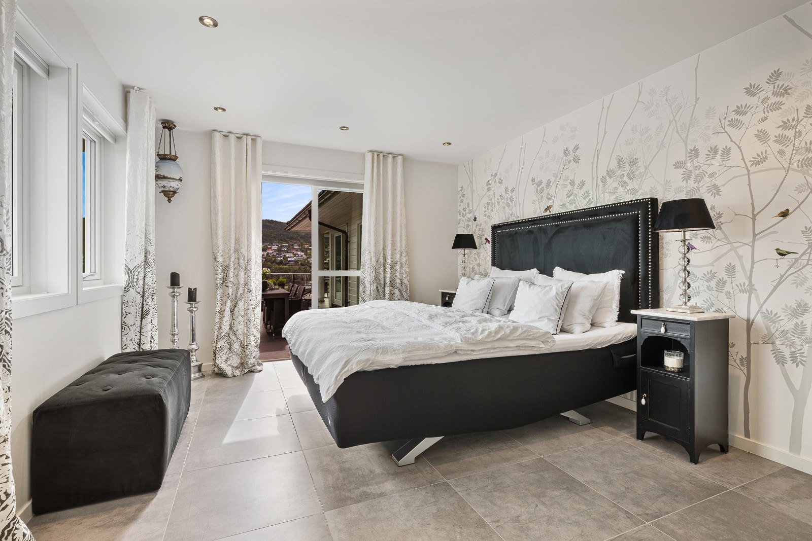 Hovedsoverom på hele 14,8 kvm. med god plass dobbeltseng og møblement. Galleribilde