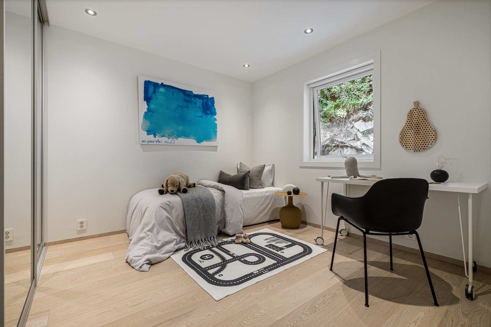 Soverom 4 - med god plass til både seng og garderobeskap. Garderobeskap med speilfronter medfølger handelen. Galleribilde