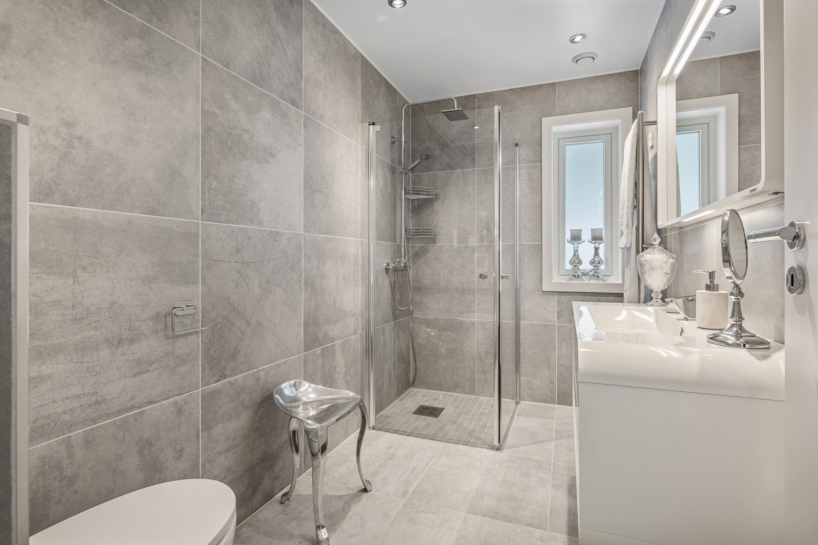 Badet er helfliset med keramiske fliser. De store flisene gir et ekslusivt inntrykk. Galleribilde