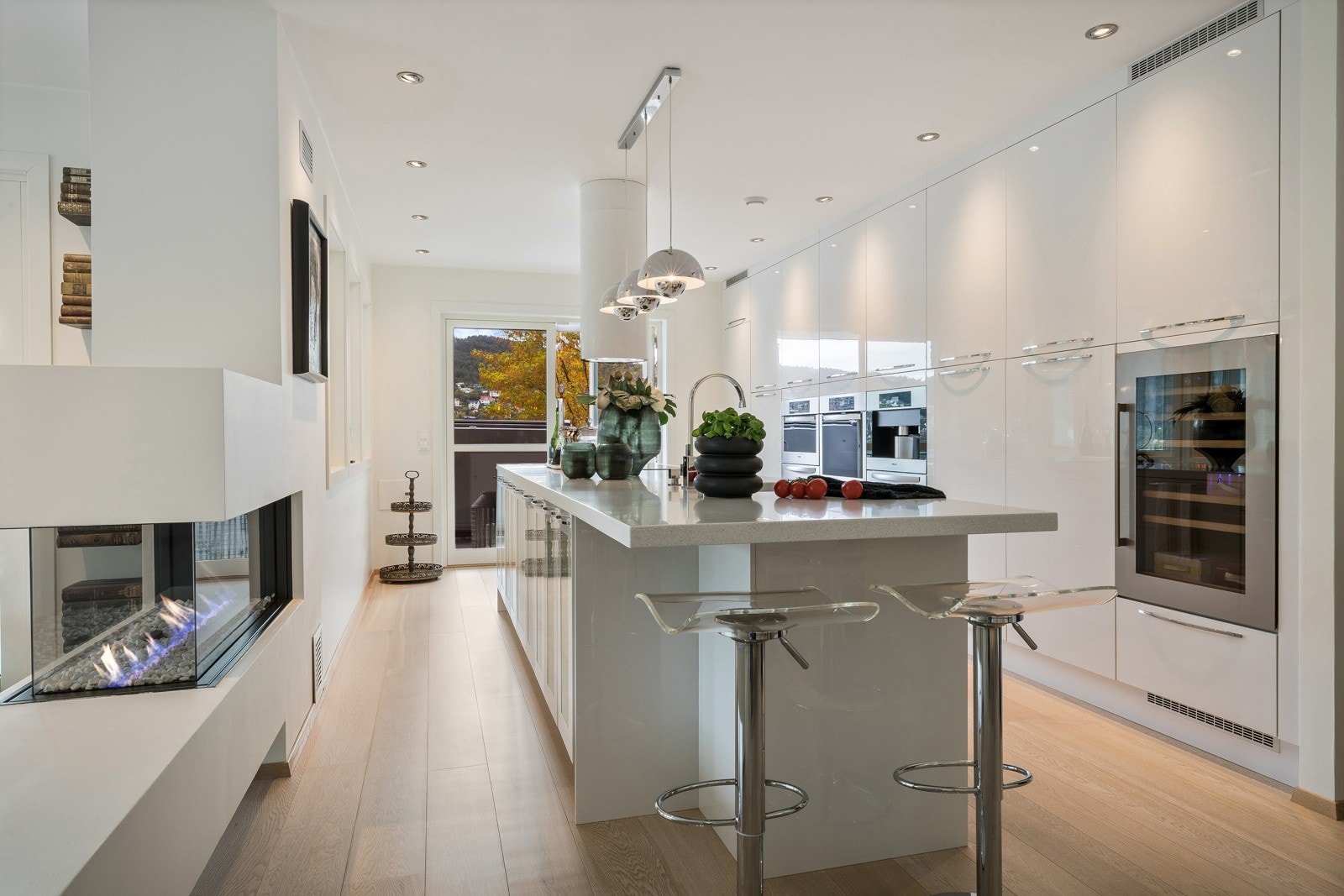 Romslig og stort kjøkken med påkostede kvaliteter. Galleribilde