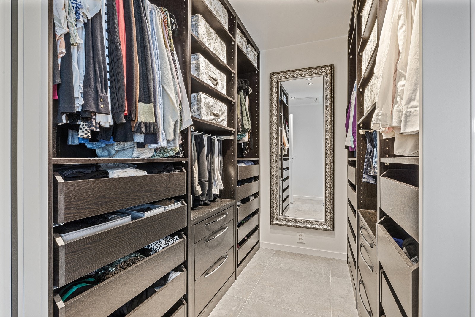 Hovedsoverommet har direkte adkomst til bad, samt egen "walk in" garderobe som gir deg "hotellfølelsen". Galleribilde