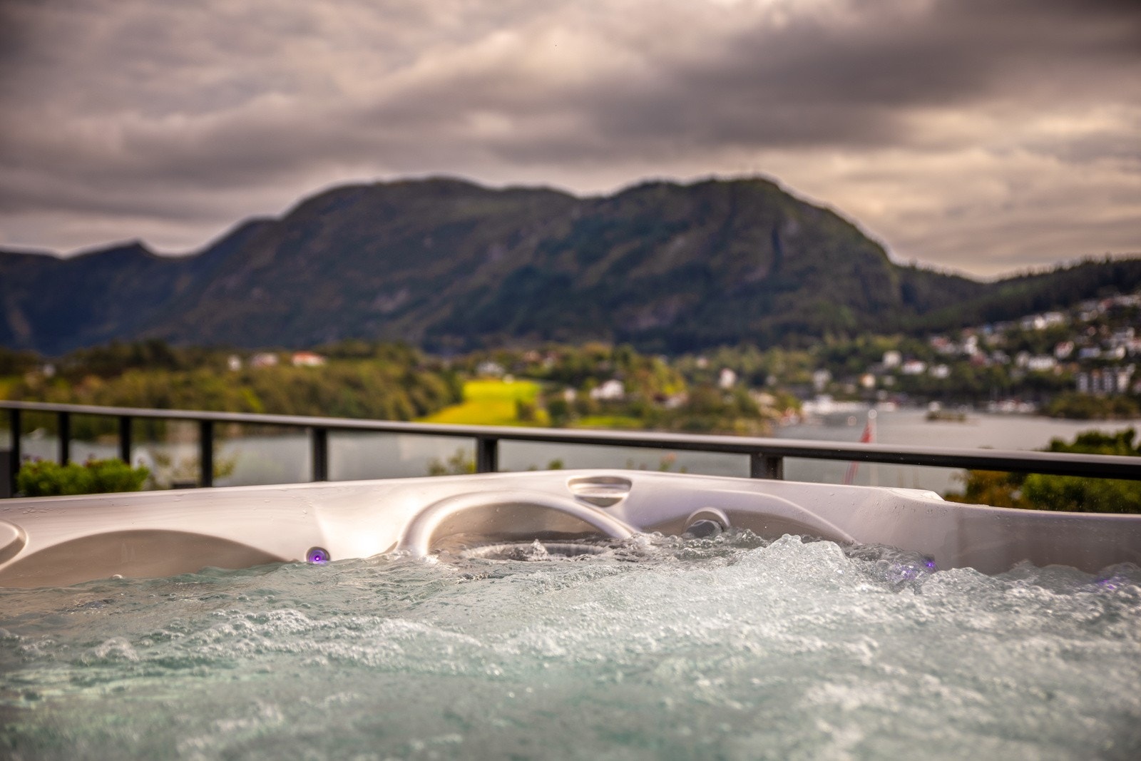 Jacuzzien kan medfølge handelen etter nærmere avtale med selger. Galleribilde