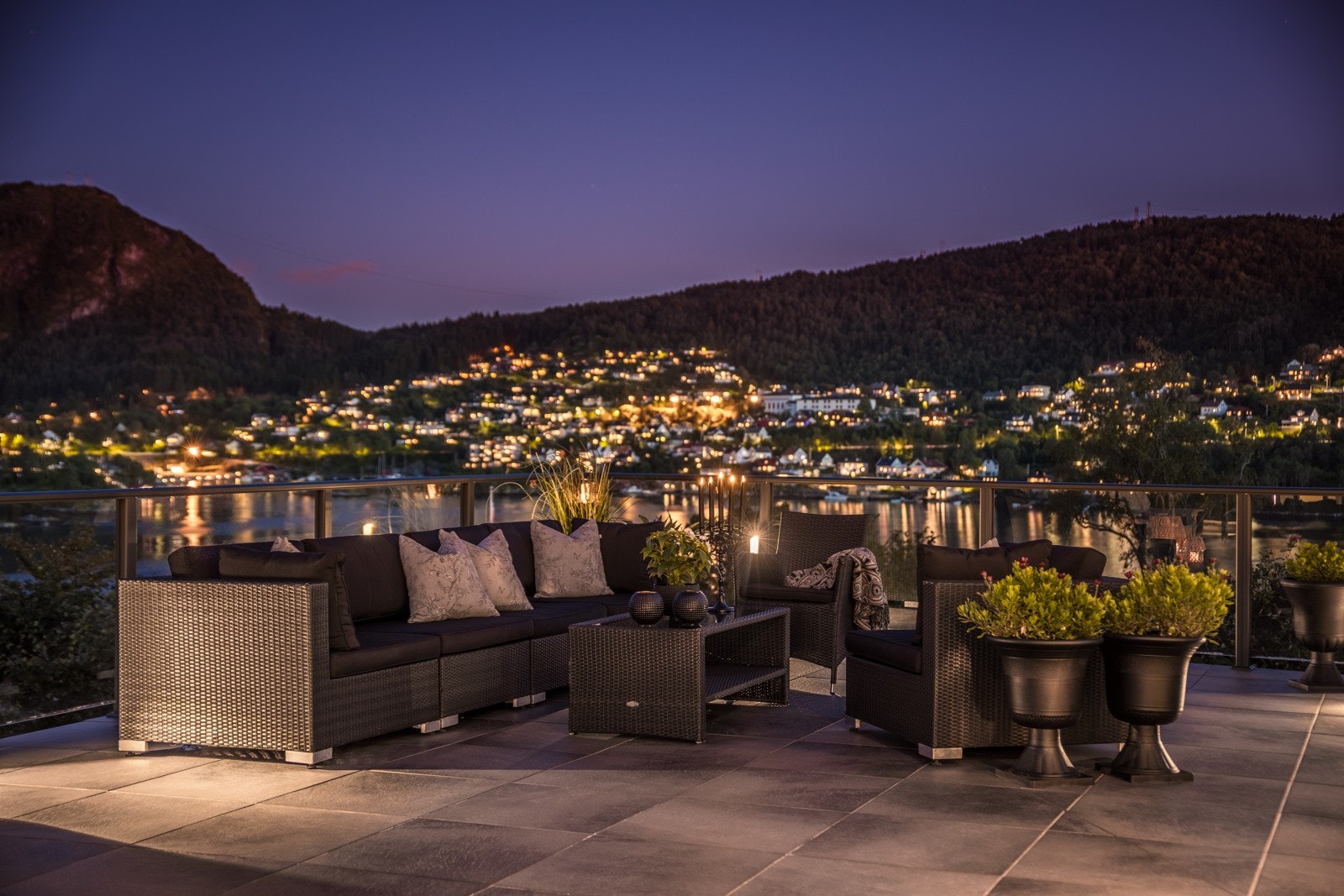 Stemningsbilde tatt på kveldstid - her kan man sitte og nyte utsikten i fredlige omgivelser. Galleribilde