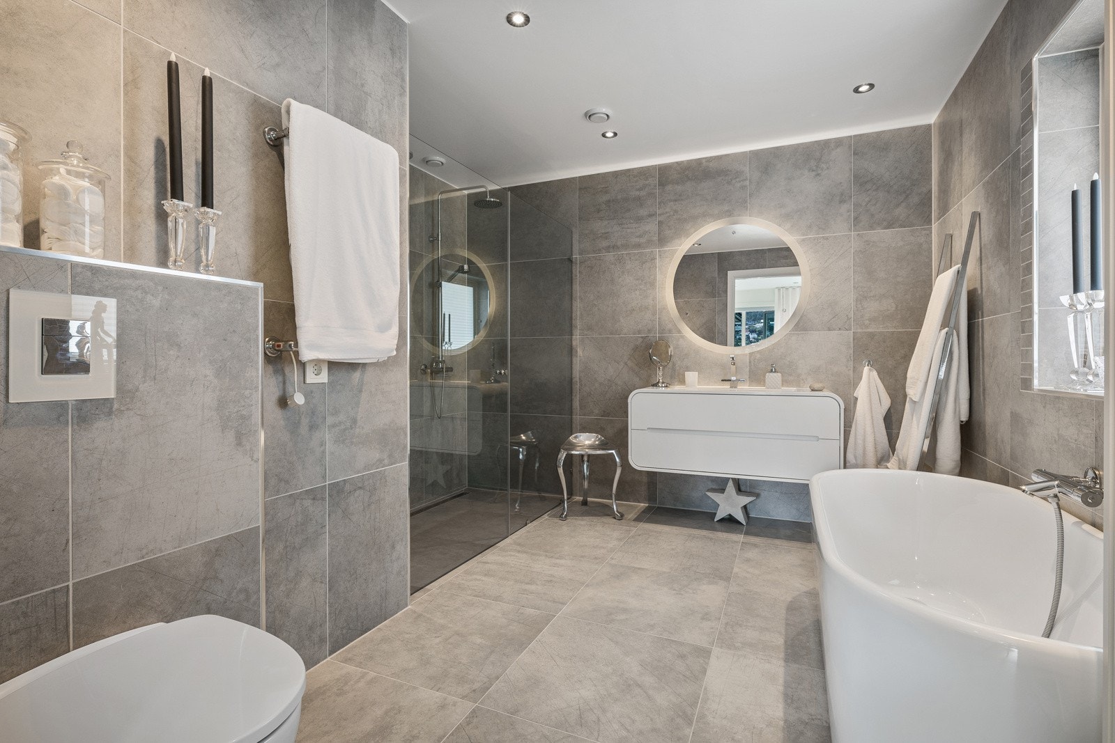 De har også innredet med badekar som er gøy for barna og avslappende for de voksne. Galleribilde