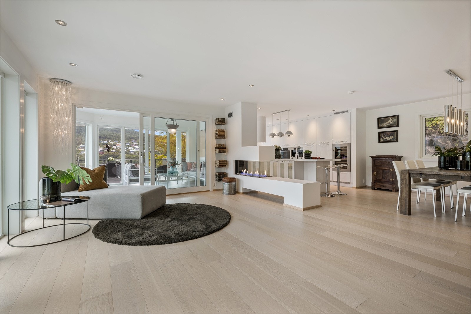 Stue og kjøkken med åpen stue/kjøkken løsning , noe som skaper et sosialt rom og er meget hyggelig når man gjester på besøk. Galleribilde