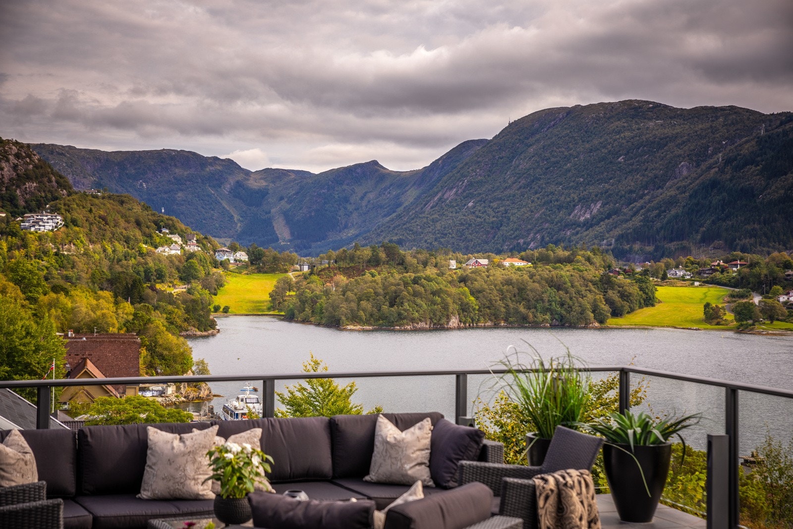 Idyllisk beliggenhet med maritime omgivelser og sjøen som nærmeste nabo - perfekt for både store og små. Galleribilde