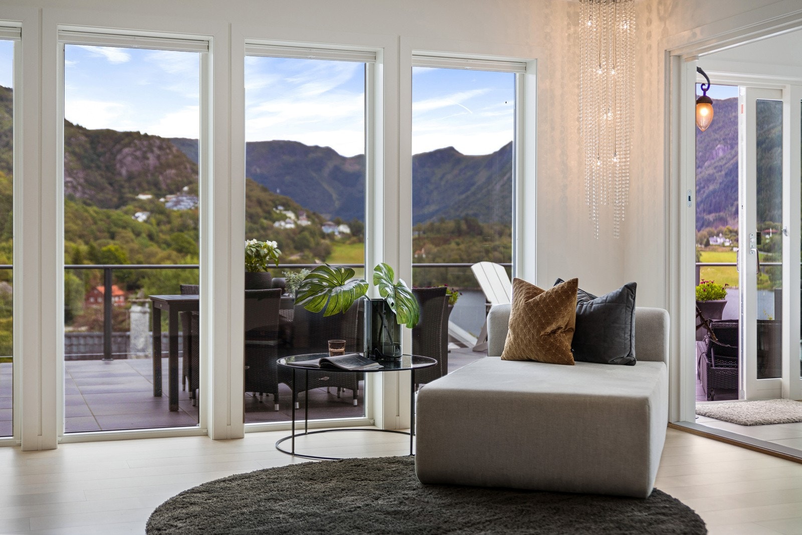 Stuens størrelse gjør det mulig å innrede rommet i flere "soner." Her kan man ha en liten lesekrok, mens man ser utover den flotte utsikten. Galleribilde