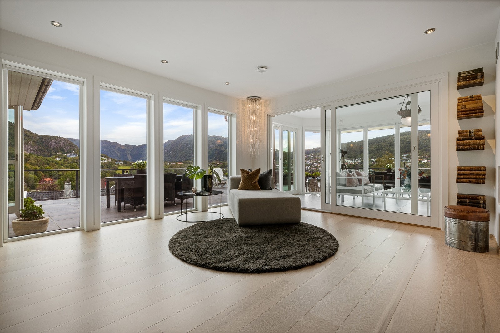 De store vindusflatene gir godt med naturlig lysinnslipp. Stuen har også elektriske markiser med sensor. Galleribilde