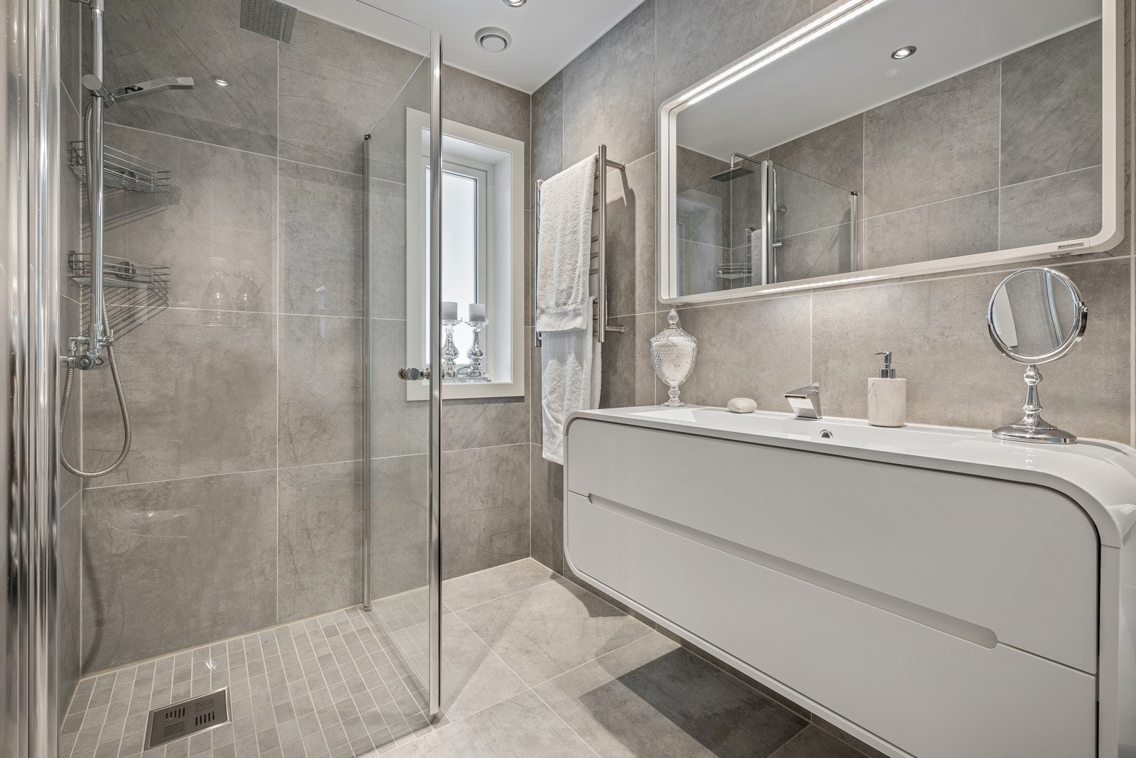 Gjestebad - med samme innredning som hovedbad. Innredningen består av vegghengt toalett, dusj og servant med møblement, speil og belysning. Galleribilde