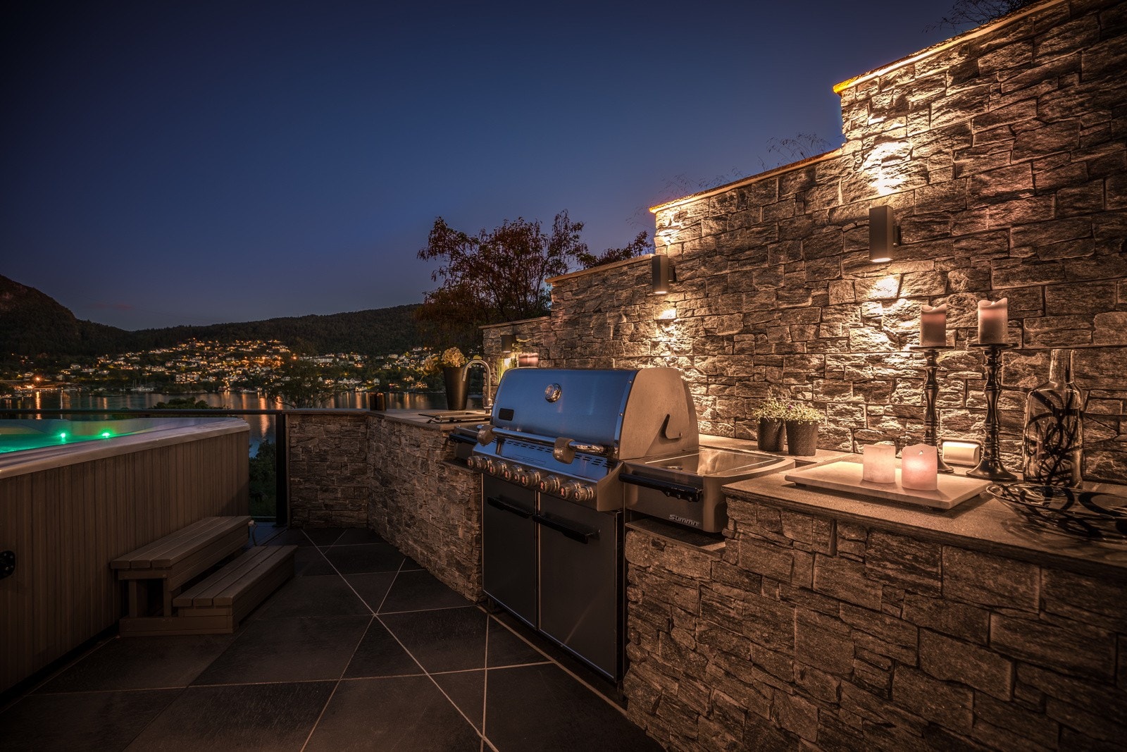 Med det flotte utekjøkkenet kan man invitere familie og venner på grilling. Utekjøkkenet består av plassbygd Weber grill og vask, samt god benkeplass til kokken. Galleribilde