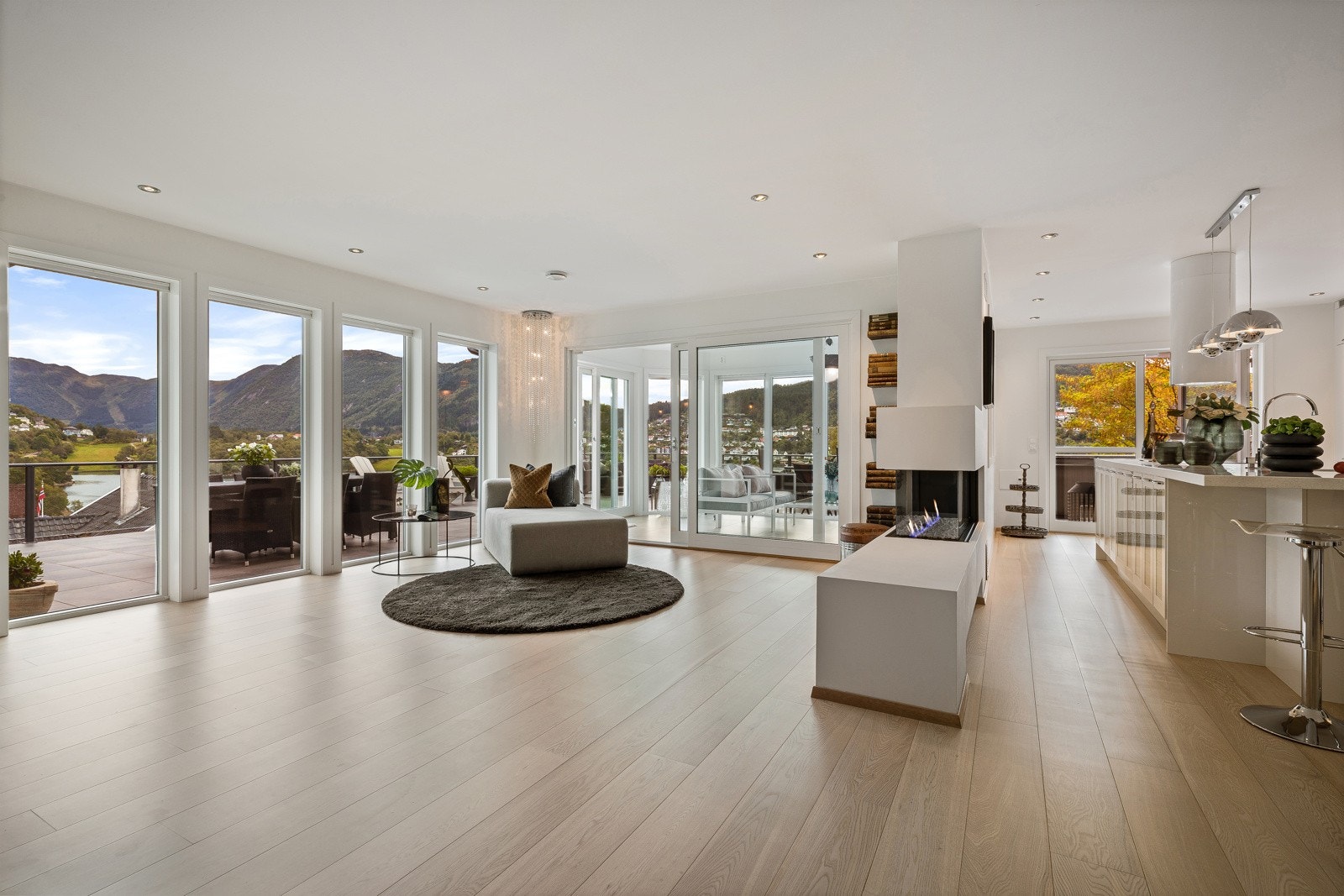 en flotte gasspeisen er plassert midt i stuen og er et naturlig blikkfang når man kommer inn i rommet. Galleribilde