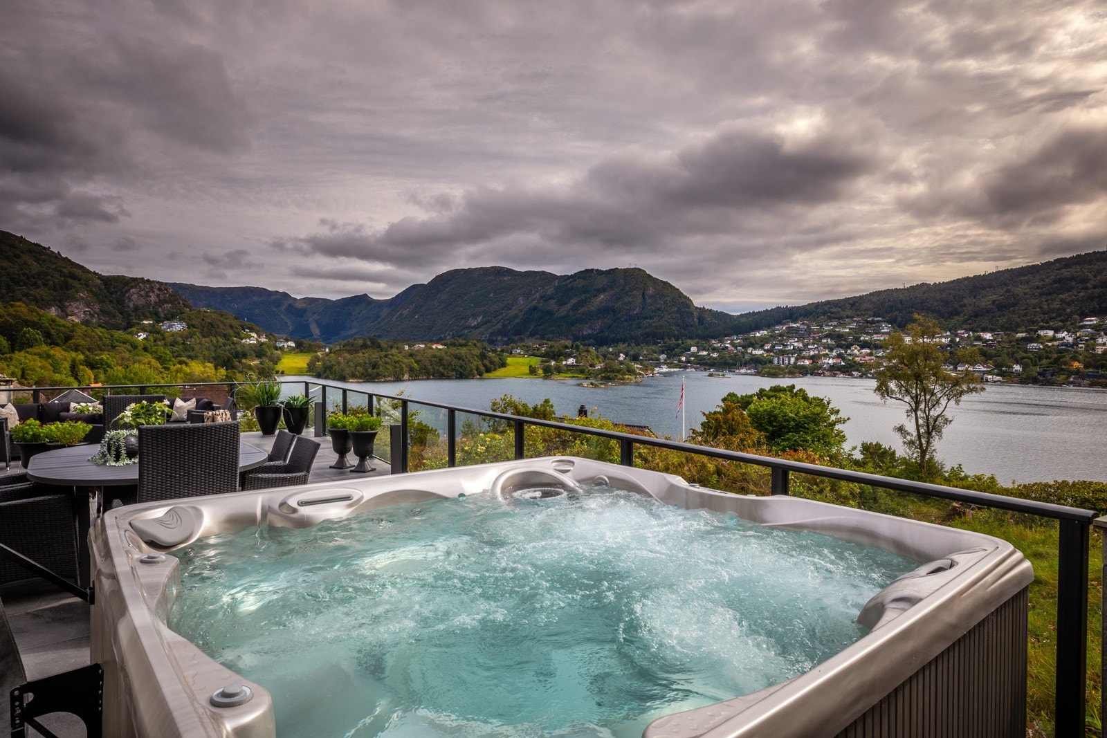 På kjøligere høst- og vintersdager kan man benytte seg av flotte jacuzzien og nyte utsikten. Galleribilde