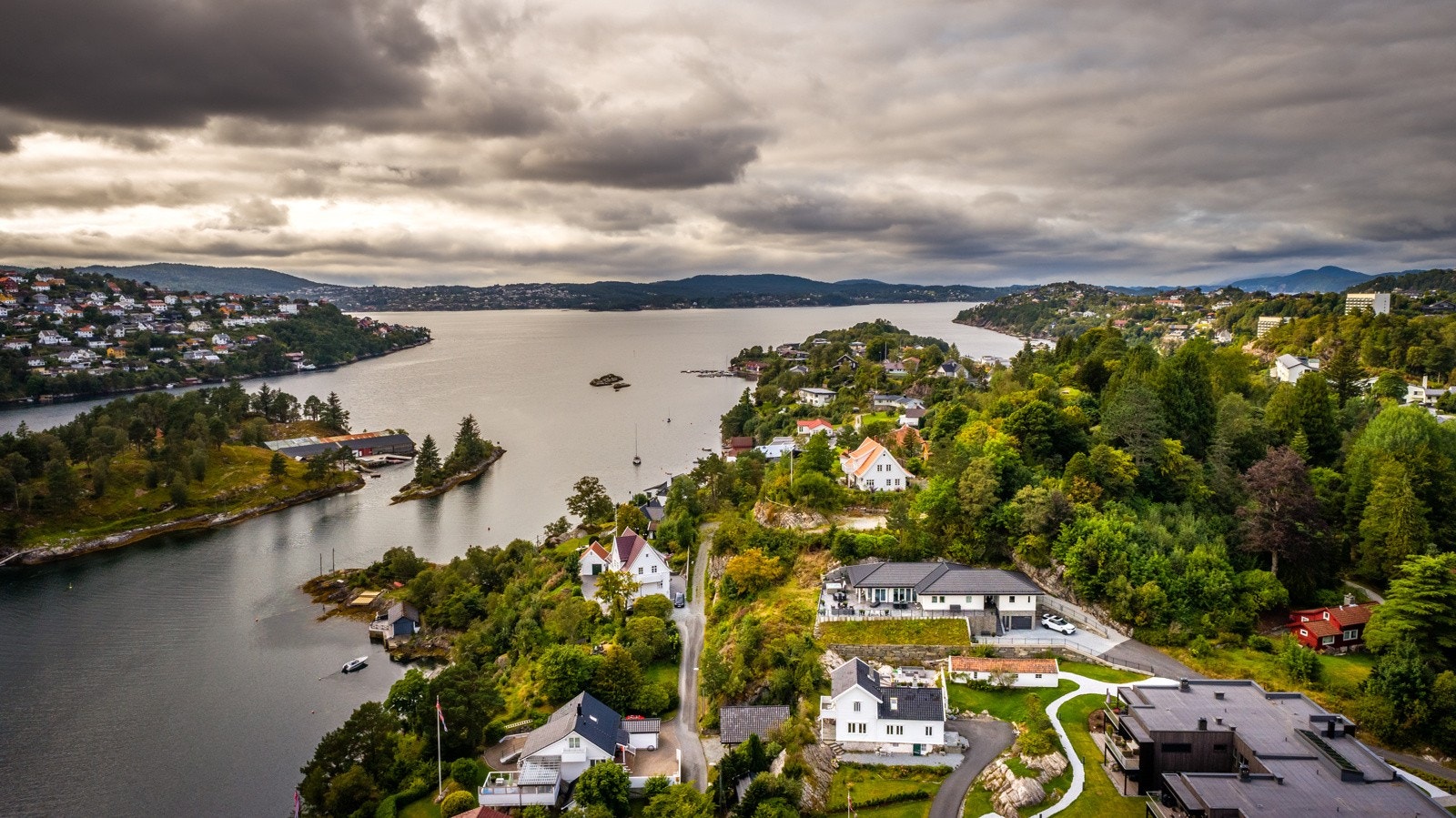 Meget barnevennlig område med gangavstand til skoler og barnehager. Nærmeste barnehage og skole er Våganeset barnehage og Kalvatræet skole. Galleribilde