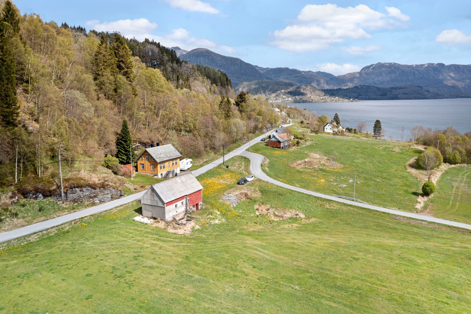 Småbruket er fordelt over 3 teiger, og har et samlet areal på 50 368 kvm. Galleribilde