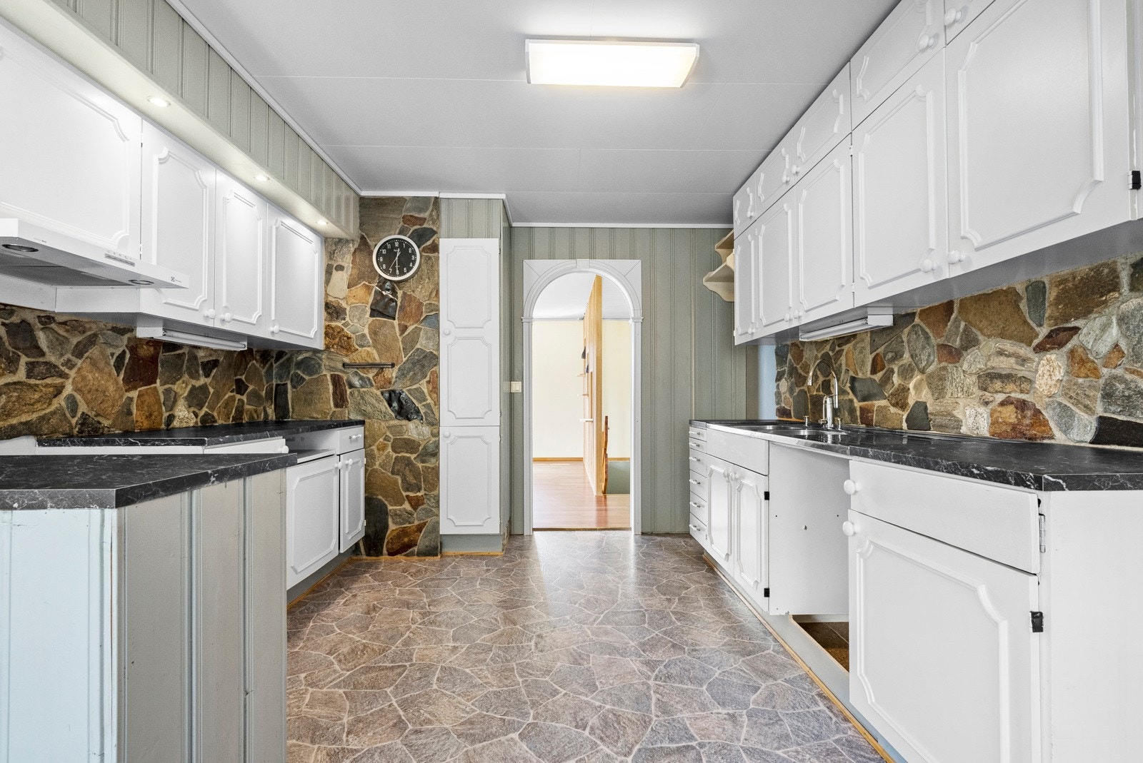 Ved siden av stuen finner du kjøkkenet. Kjøkkenet fremgår i lyse farger og oppleves som romslig. Galleribilde