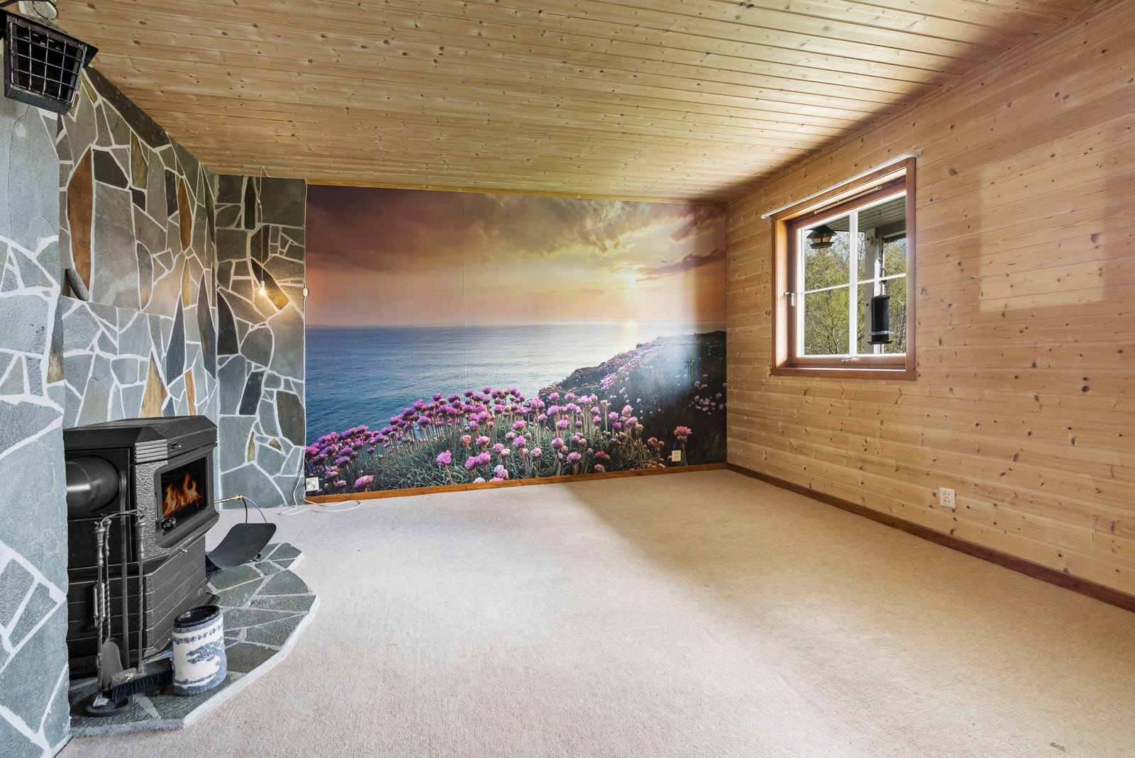 Ved siden av gangen er det inngang til en av de to stuene i boligen, også kalt "peisestua". Galleribilde