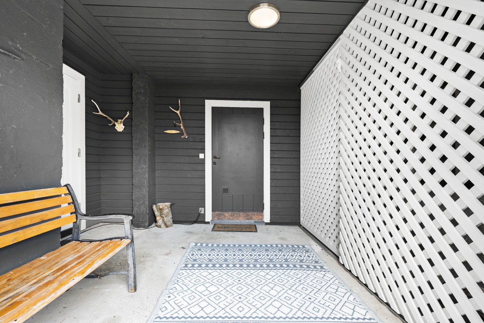 Du ankommer eiendommen Holmedalsvegen 309 på boligens østre side ved pent opparbeidet gruset innkjørsel. Praktisk inngangsparti med overbygd tak med enkel tilgang til bod. Galleribilde