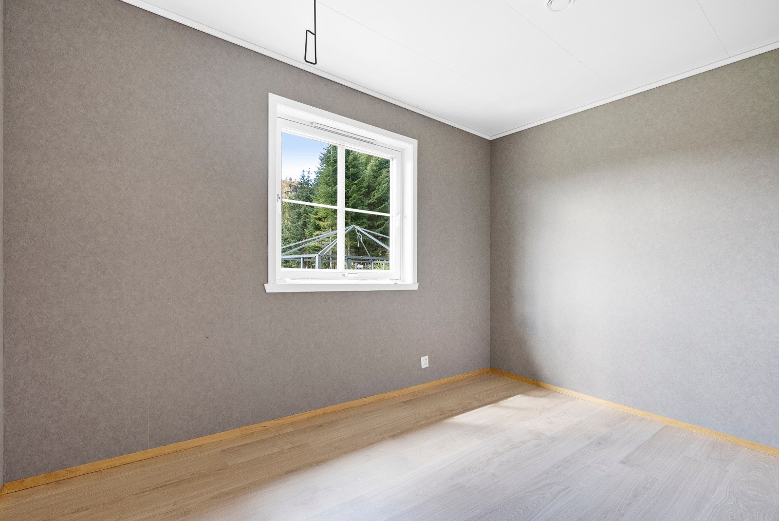 Det andre soverommet i 1. etasje. Alle rommene oppleves som romslige med store vindusflater mot rolige forhold. Galleribilde