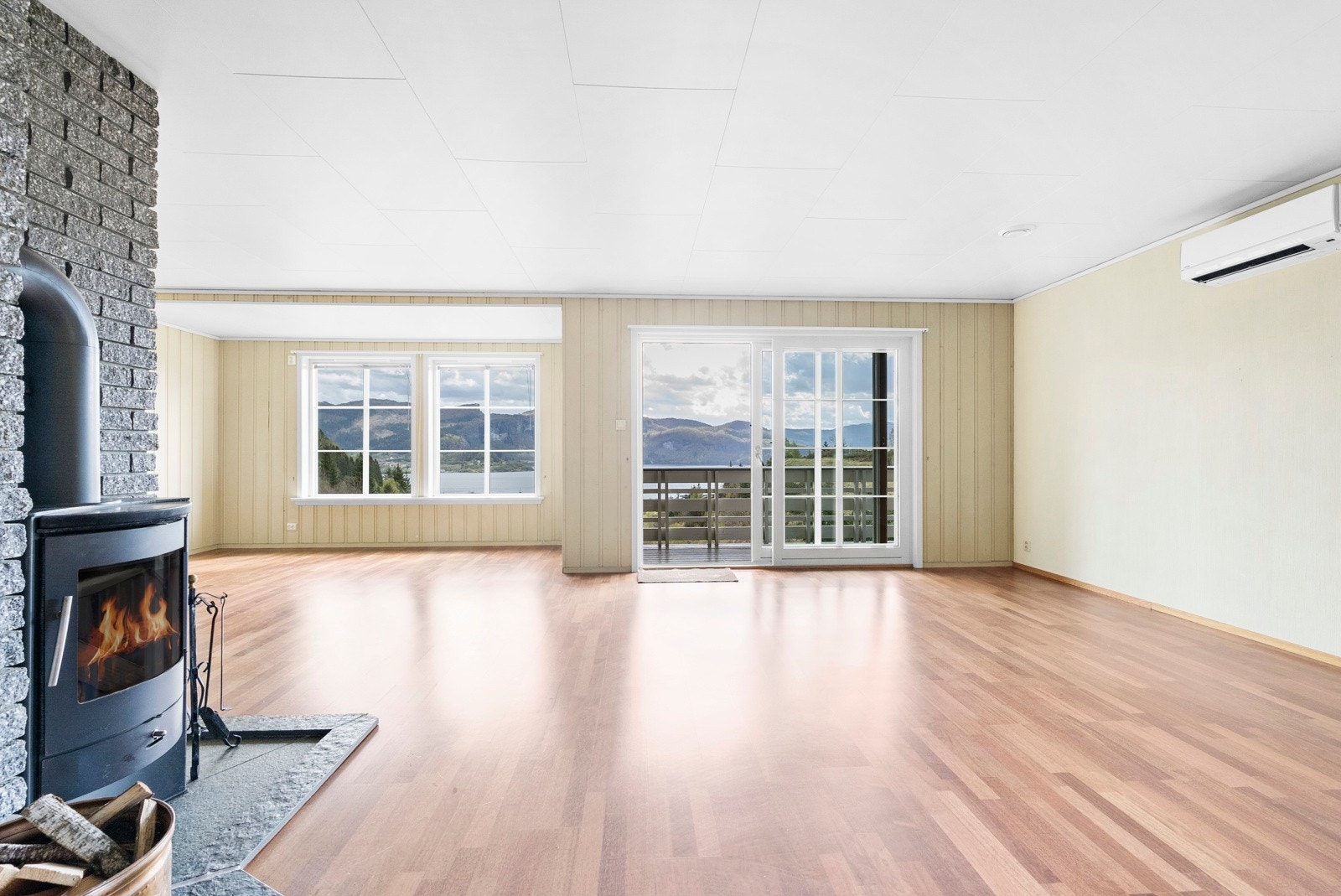 Følger en trappen opp til 1. etasje finner du stuen. . Stuen er boligens største rom og har flere møbleringsmuligheter. Galleribilde