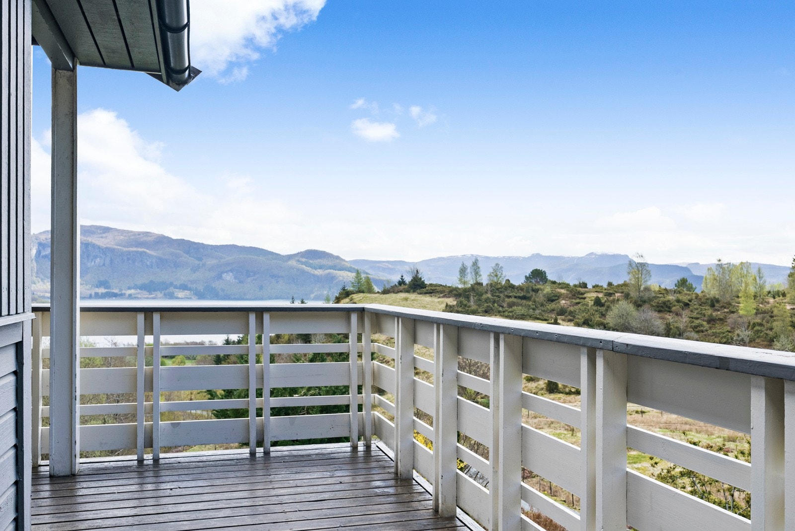 Boligen har en flott sørvestvendt terrasse med fjordutsikt. Galleribilde