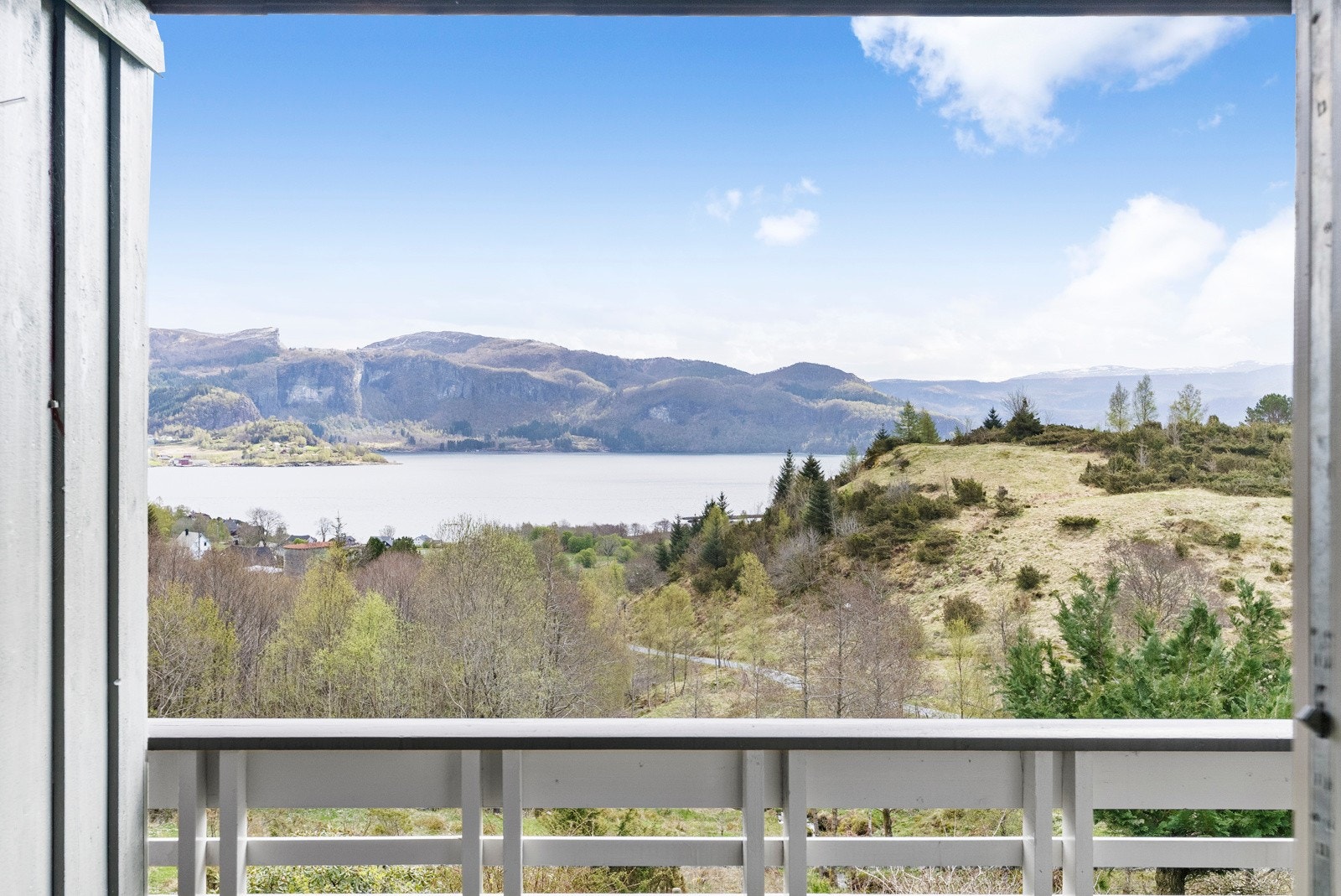 Utsikten fra utgangen til terrassen. Galleribilde