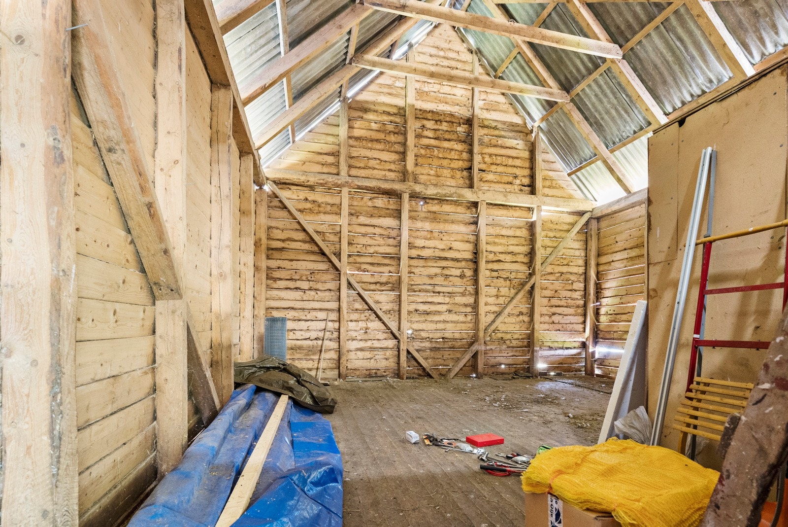 Bildet viser driftsbygningen innvendig. God plass til oppbevaring. Galleribilde