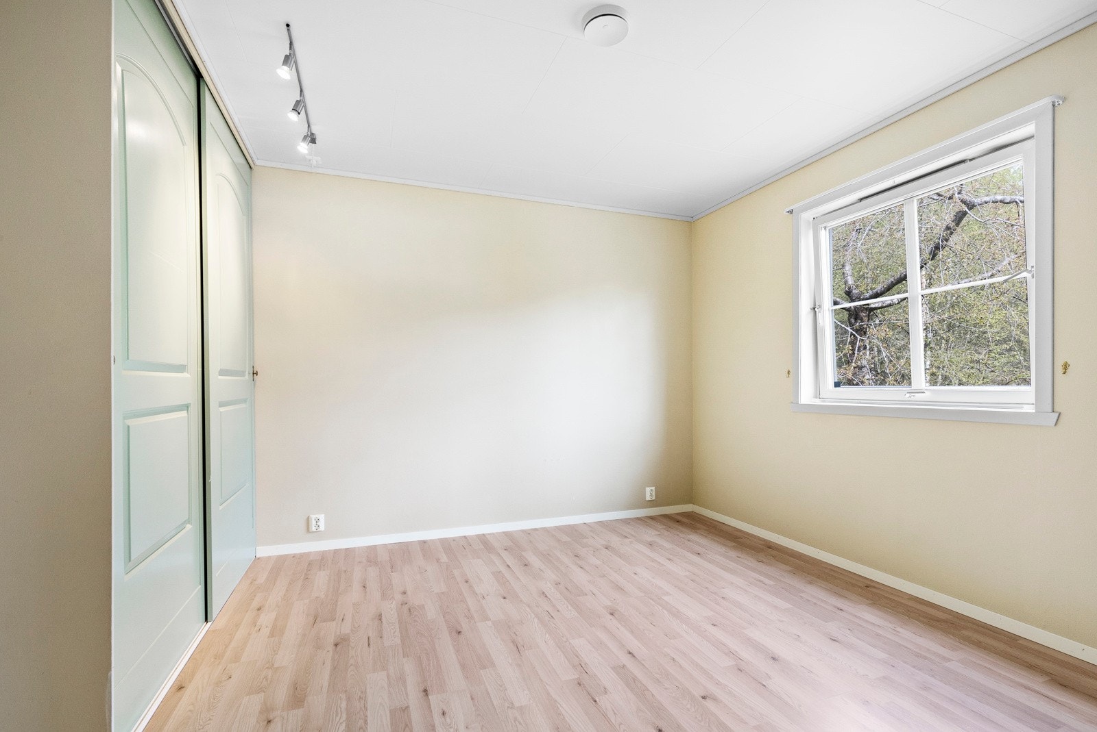 Boligen har i alt 4 soverom. Ett finner du i underetasjen, og de andre tre i 1. etasjen. Bildet viser ett av soverommene i 1. etasje. Galleribilde