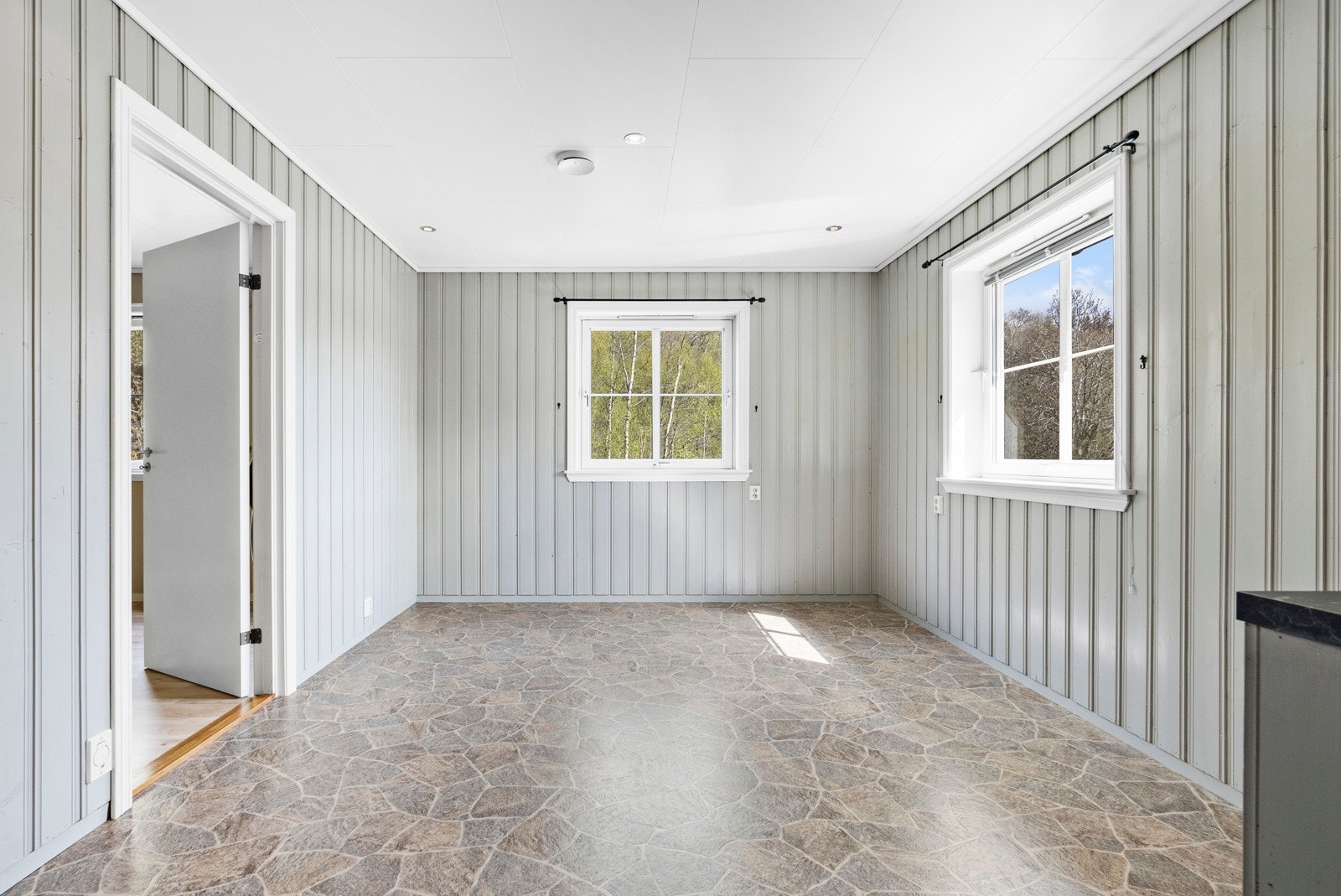 Like ved kjøkkenet er det plass til en spisegruppe, hvor måltidene kan nytes i fellesskap. Dette er en del av et tilbygg fra 2003. Galleribilde