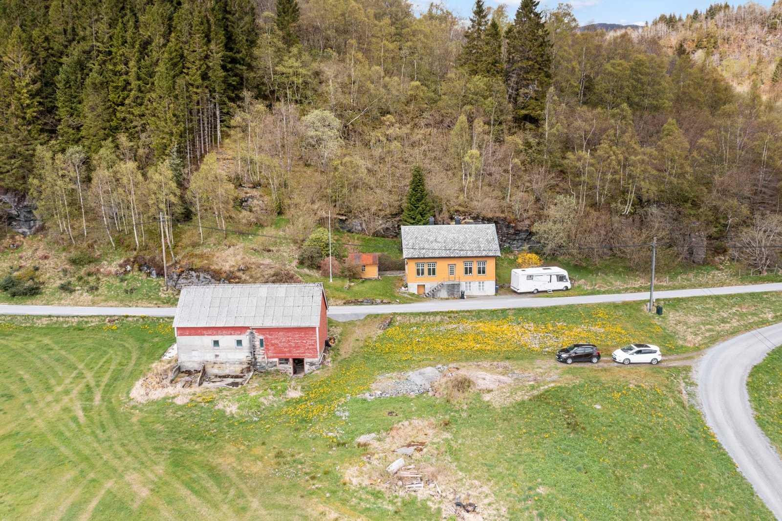 Ca. 700 meter i retning Holmedal, finner en småbruket med adresse Holmedalsvegen 271. Galleribilde