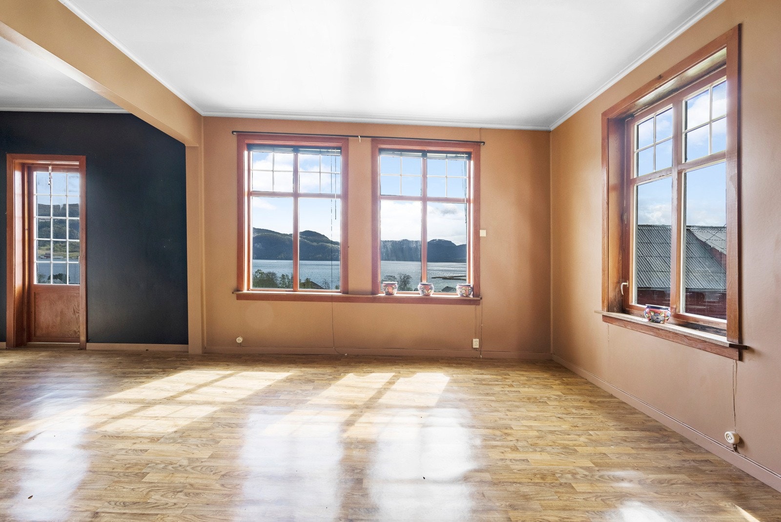 Dette er en av stuene i 1. etasje. Vakker utsikt mot fjorden. Galleribilde