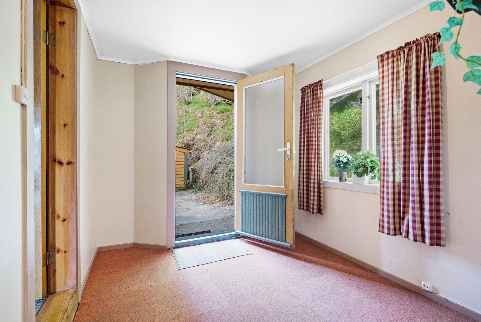 1. etasje inneholder 2 ganger, 2 stuer, kjøkken, bad, toalettrom og ett soveorm. 2. etasje inneholder gang og 4 soverom. Galleribilde