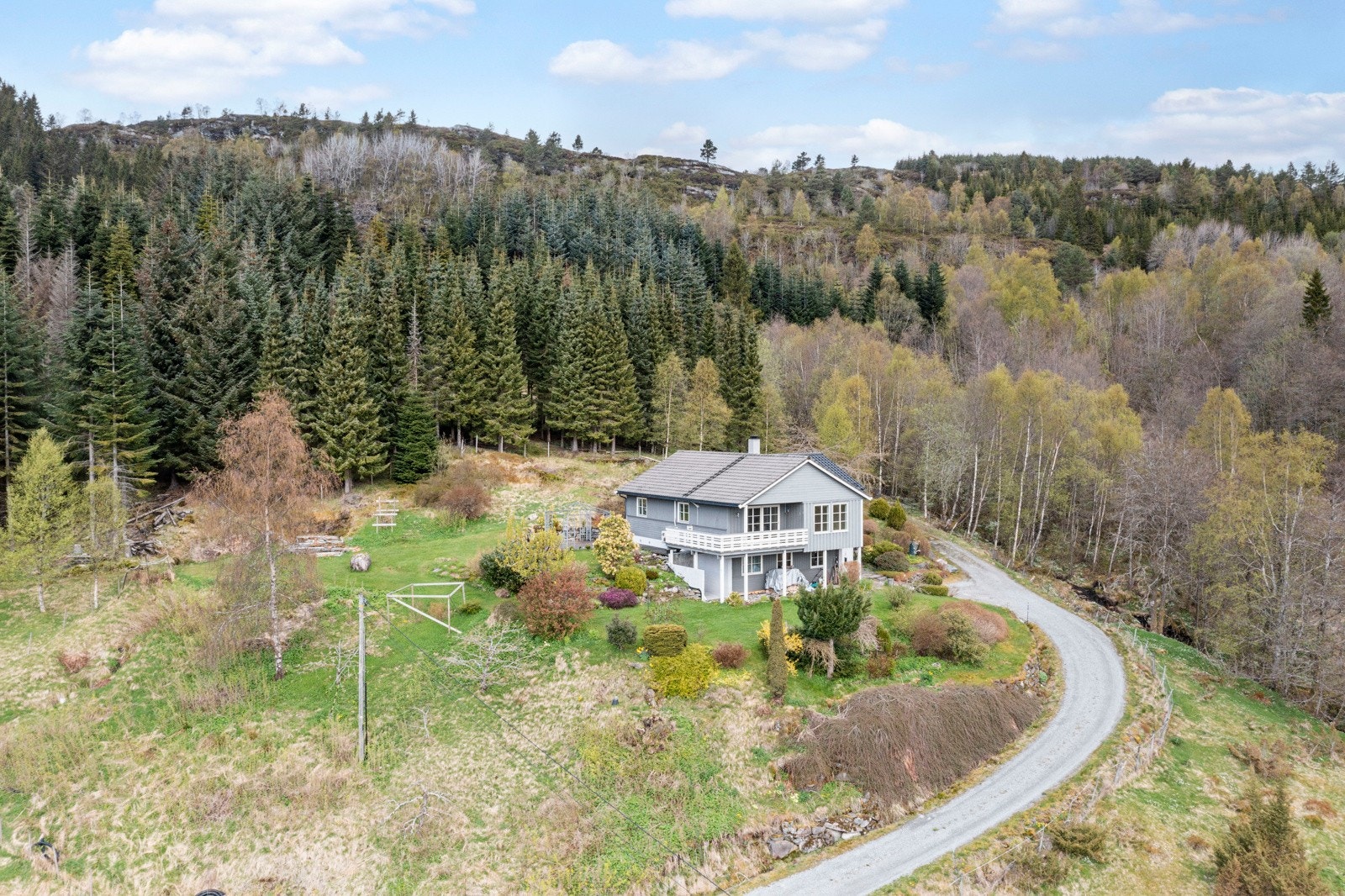 Velkommen til Holmedalsvegen 271 og 309! Eiendommen i bildet er Holmedalsvegen 309 og er en innholdsrik enebolig med pent opparbeidet tomt. Galleribilde