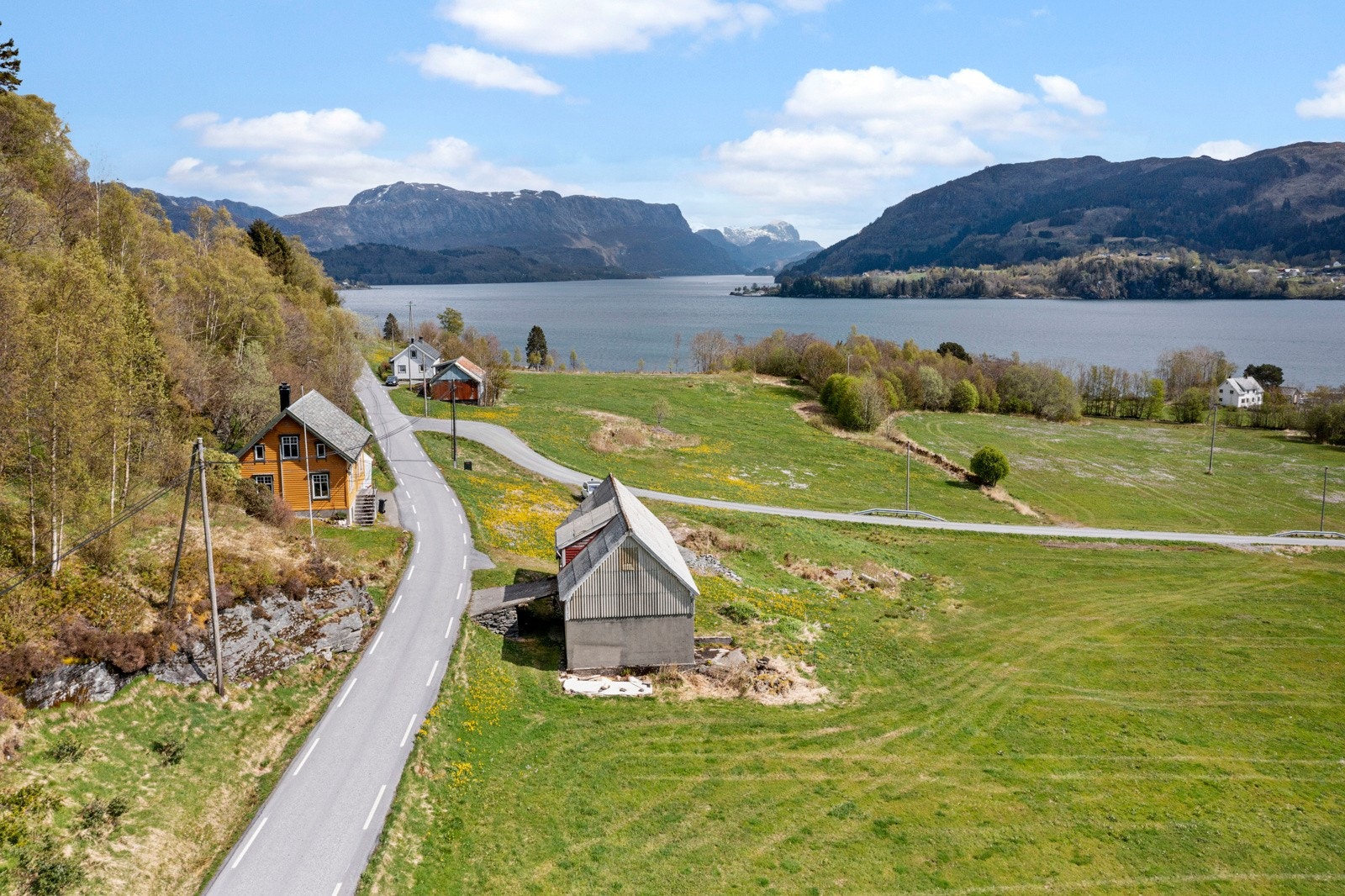 Eiendommen inneholder blant annet en eldre enebolig, uthus, driftsbygning og tilgang til naust. Galleribilde
