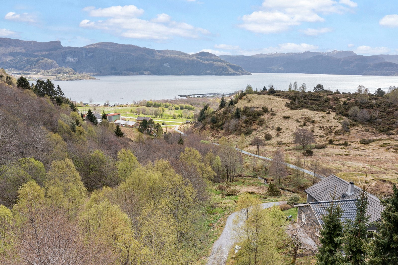 En sjelden mulighet - Her kan du virkelig trekke deg tilbake fra hverdagsjaget i vakre omgivelser, men samtidig ha kort avstand til omverdenen. Velkommen til visning! Galleribilde
